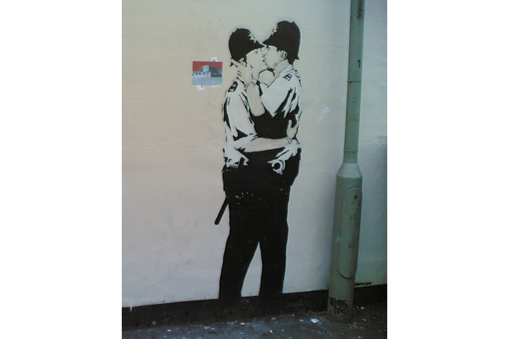 Banksy - Kissing Coppers